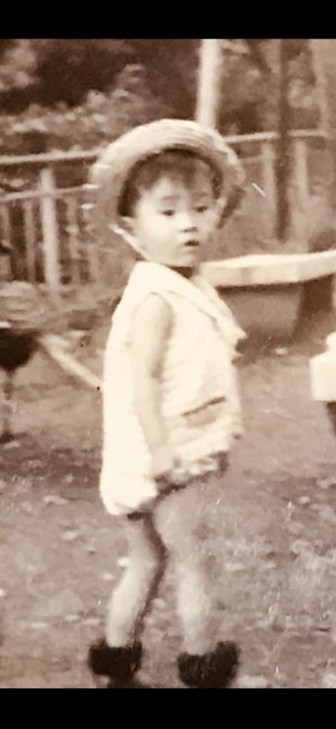 幼少期のころの写真（セピア調の屋外写真）
