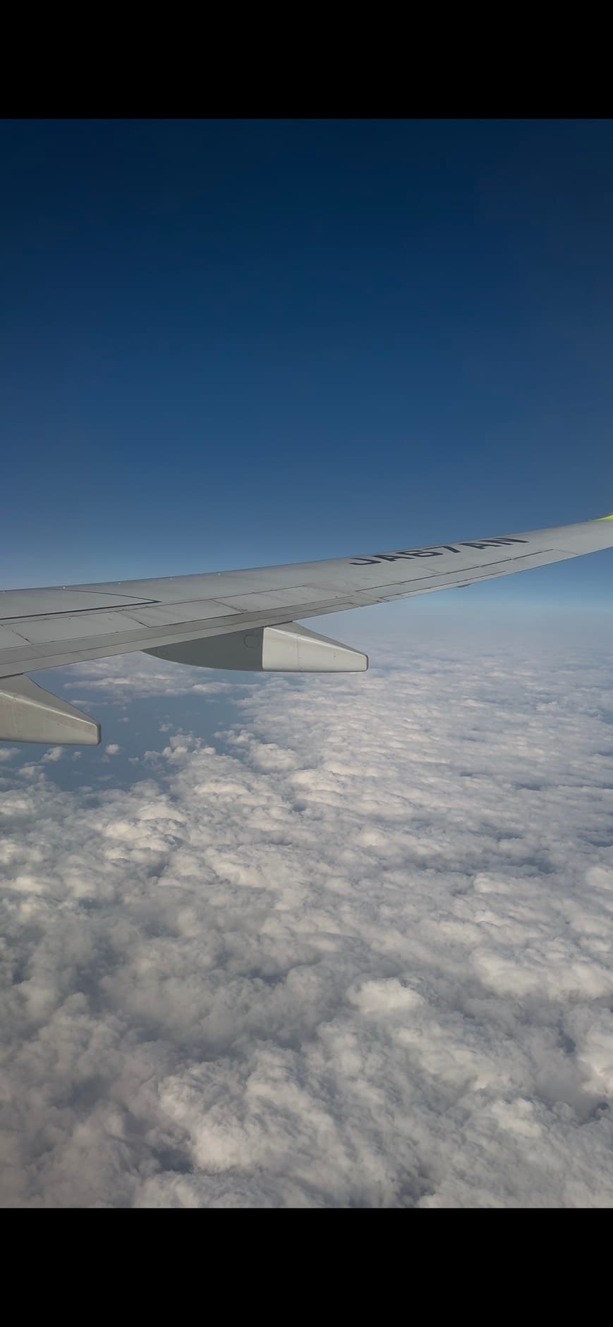 雲の上から見えた景色。移動もまた、旅のひとつ。